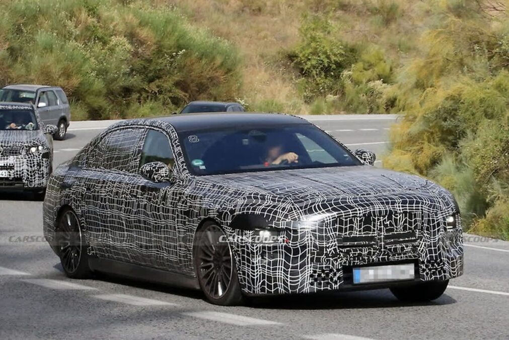 BMW’s 7 Series Facelift Brings Split Headlights, Slimmer Taillights ...