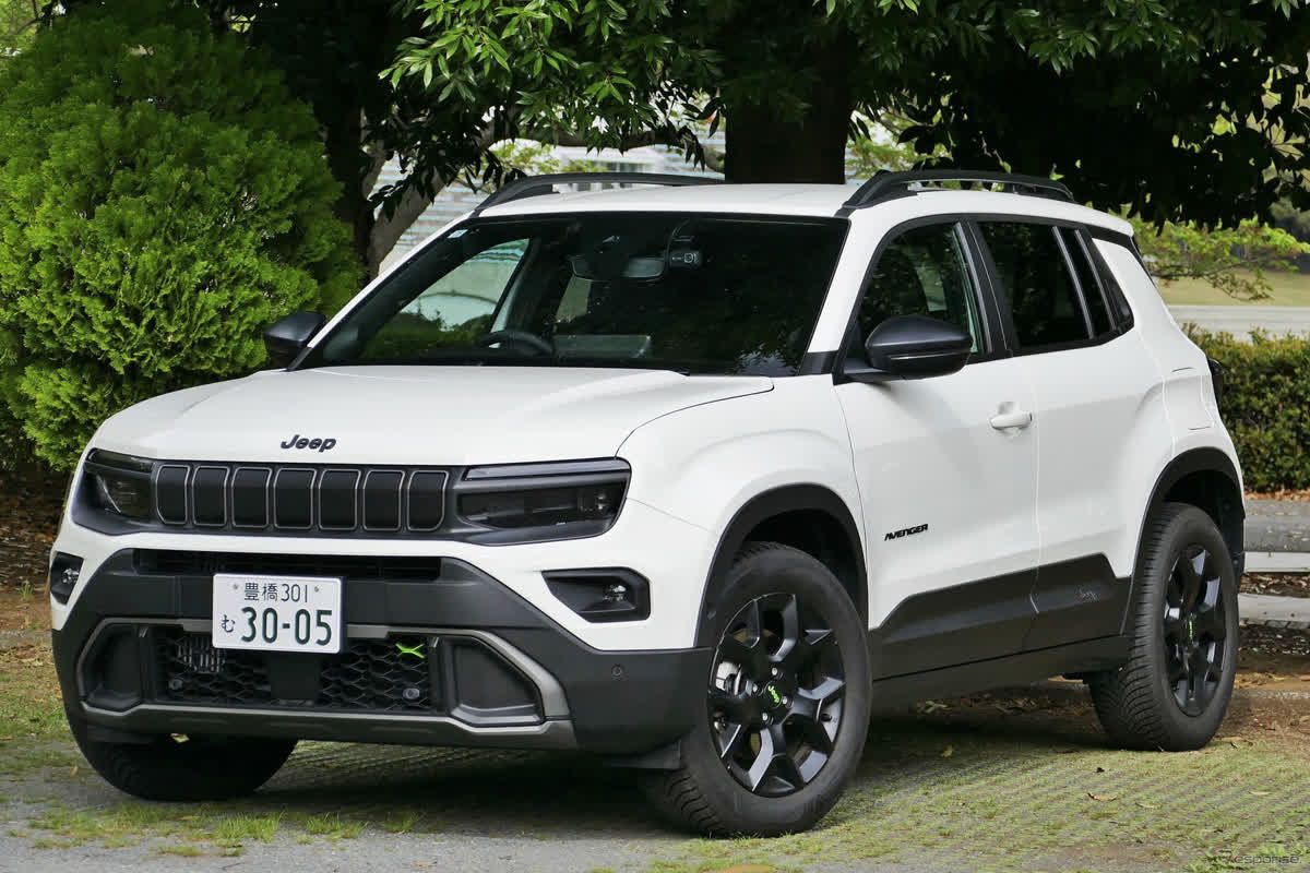 Jeep's Tiny Hybrid SUV Has a Duck on the Grille and Real AWD Underneath