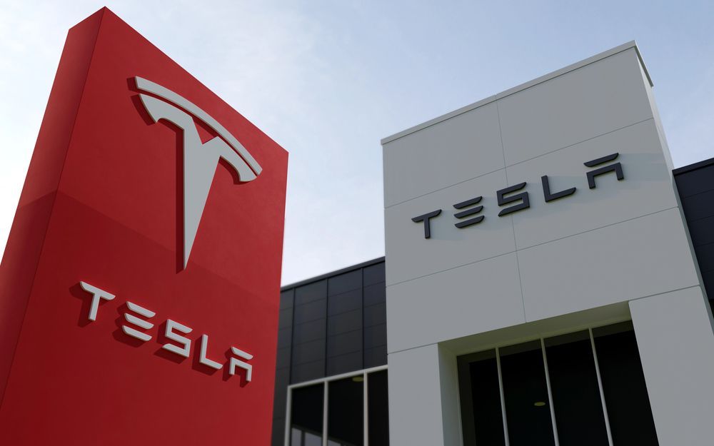Two Kids In Back, Driver Asleep — The New Tesla FSD Flaw Shocking The Internet